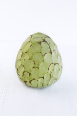 Chirimoya, fruta tropical, anona, fruta exótica, dulce, cremosa, rica en fibra, vitamina C, antioxidante, superalimento, saludable, digestiva, potasio, magnesio, calcio, bajo en grasas, propiedades relajantes, postre natural, suave, nutritiva, energética.