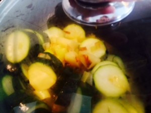 imagepuré de verduras frescas cociendo