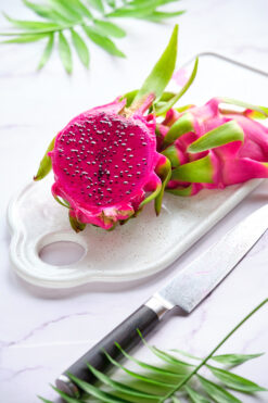 Pitaya, fruta del dragón, dragon fruit, fruta exótica, pitahaya, saludable, antioxidante, rica en fibra, superalimento, tropical, vitamina C, hidratante, piel rosada, pulpa blanca, pulpa roja, semillas negras, digestión, bajo en calorías, dulce, refrescante, fruta nutritiva.