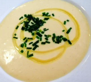 emplatado vichyssoise - Cremas frías de verano: Vichyssoise con leche de coco y manzana