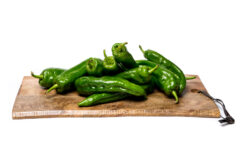 pimientos verdes tabla madera comefruta